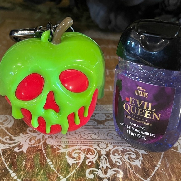 BATH & BODY WORKS Evil Queen Glow-In-The-Dark PocketBac Holder & Hand Sanitizer - Picture 1 of 13